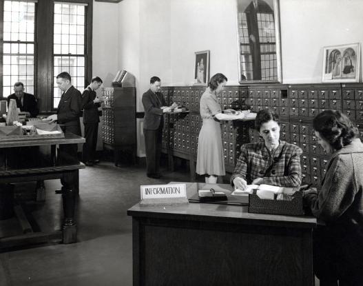 A student confers with a library consultant at Gottesman Libraries